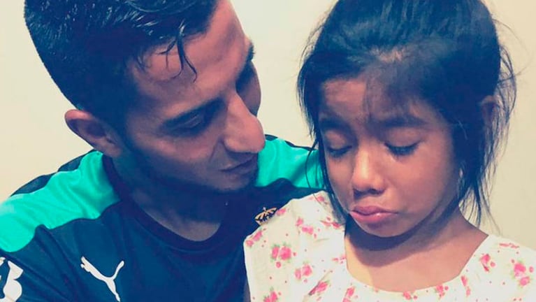 Diego trata de consolar a su hija que no quiere que juegue en Racing.