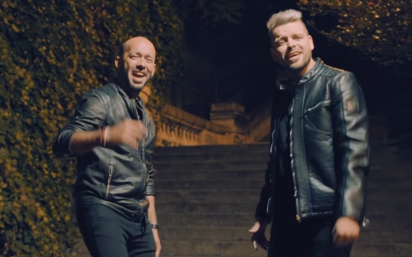 Diego y Nico en el videoclip de "Que Noche".