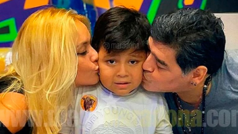 Dieguito Fernando junto a sus padres en su cumpleaños.