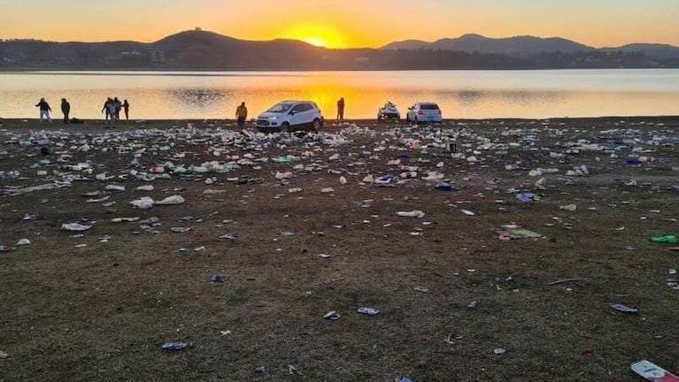 Diferentes usuarios denunciaron en las redes la basura que quedó en el lago. Foto: @santicons en Twitter