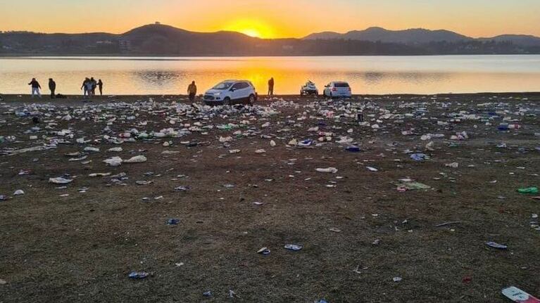 Diferentes usuarios denunciaron en las redes la basura que quedó en el lago. Foto: @santicons en Twitter