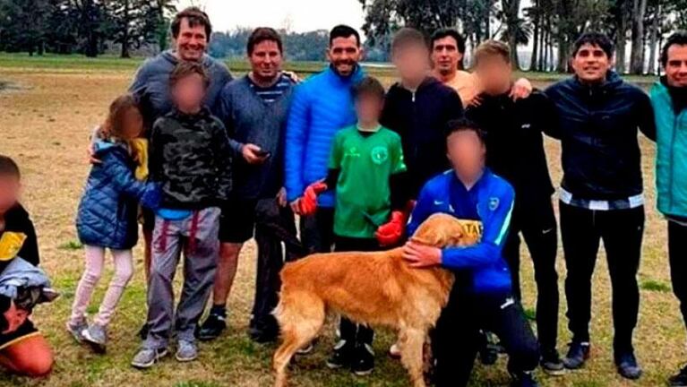 Difundieron una foto de Carlos Tevez con más de diez personas sin barbijo ni distanciamiento