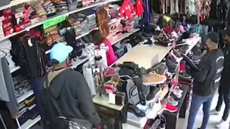 Dijeron que iban a allanar y quisieron robar vestidos de policías.