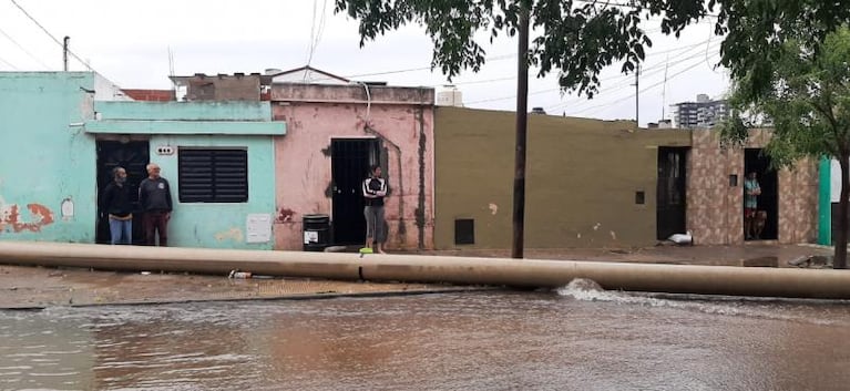 Diluvio: el agua se llevó caños de la obra por el desborde cloacal