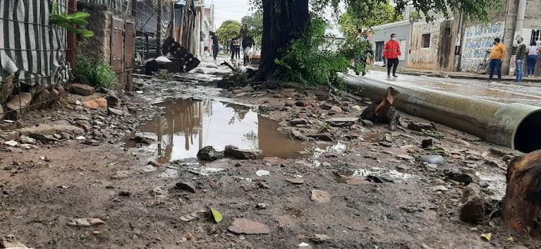 Diluvio: el agua se llevó caños de la obra por el desborde cloacal