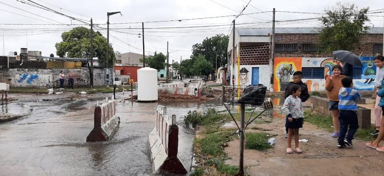 Diluvio: el agua se llevó caños de la obra por el desborde cloacal