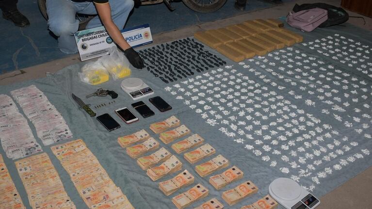 Dinero, celulares y envoltorios de droga secuestrados por la Policía.