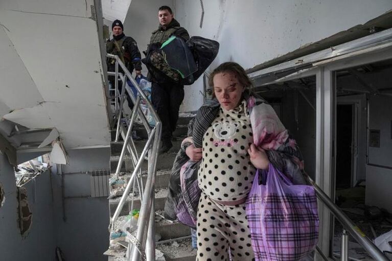 Dio a luz la embarazada que huyó entre los escombros del hospital bombardeado 