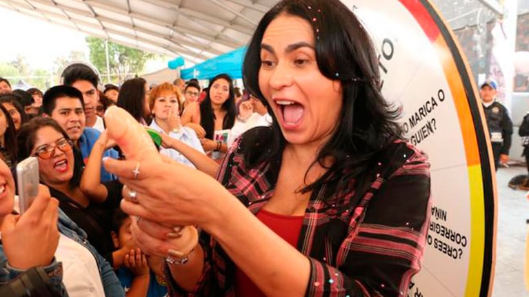 Dione Anguinaco enseñó cómo poner un condón, sin temor.
