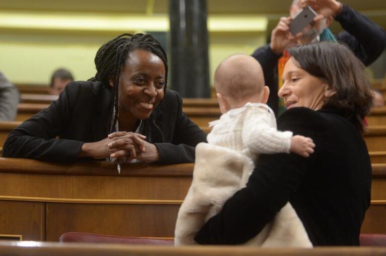 Diputada española llevó su bebé al Congreso y armó un revuelo