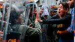 Diputados opositores enfrentados con efectivos de la Guardia Nacional frente a la sede del Tribunal Supremo de Justicia. Foto: Reuters.