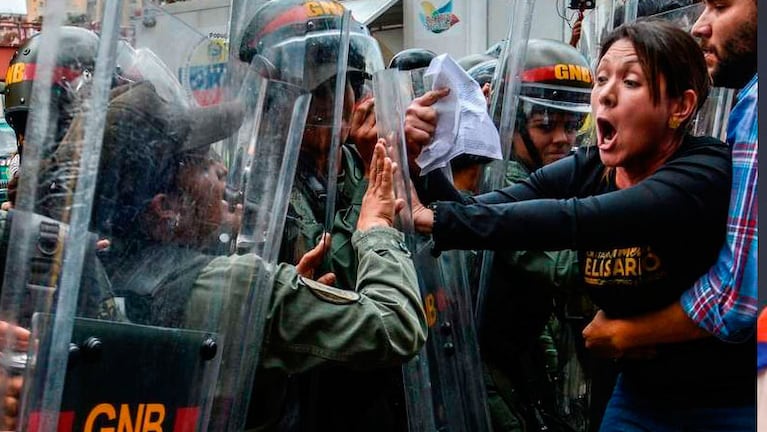 Diputados opositores enfrentados con efectivos de la Guardia Nacional frente a la sede del Tribunal Supremo de Justicia. Foto: Reuters.