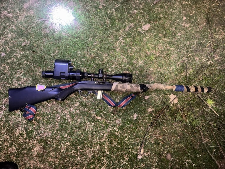 Dique Embalse: detuvieron a hombre con un arma con silenciador, mira telescópica y láser