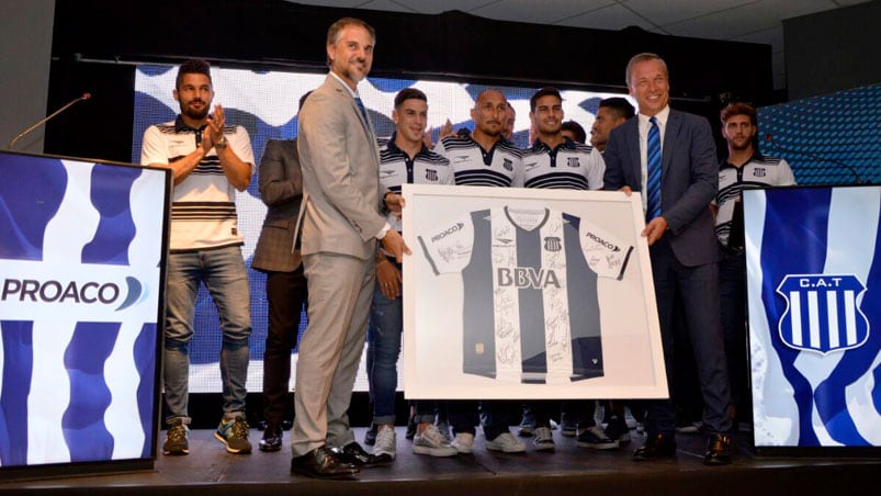 Directivos y jugadores presentaron la camiseta. 