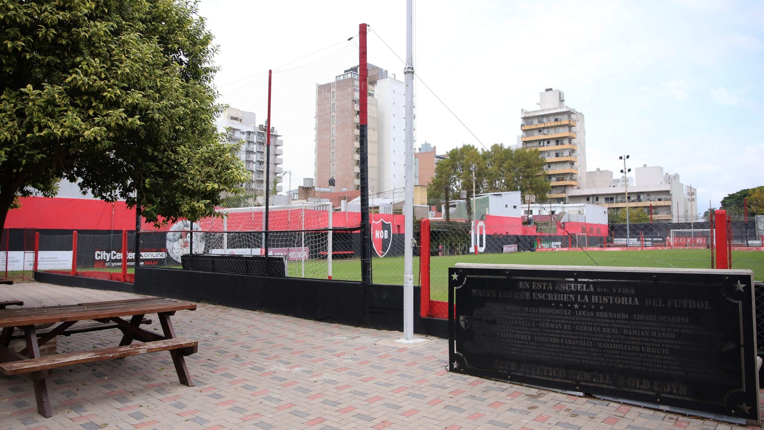 Dirigente de Newell’s admitió “amenazas” de la barra para que sancionen a los niños de la foto con Malcorra