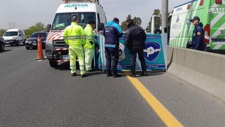 Discutieron, se bajaron del auto en plena autopista y murieron atropellados por una combi