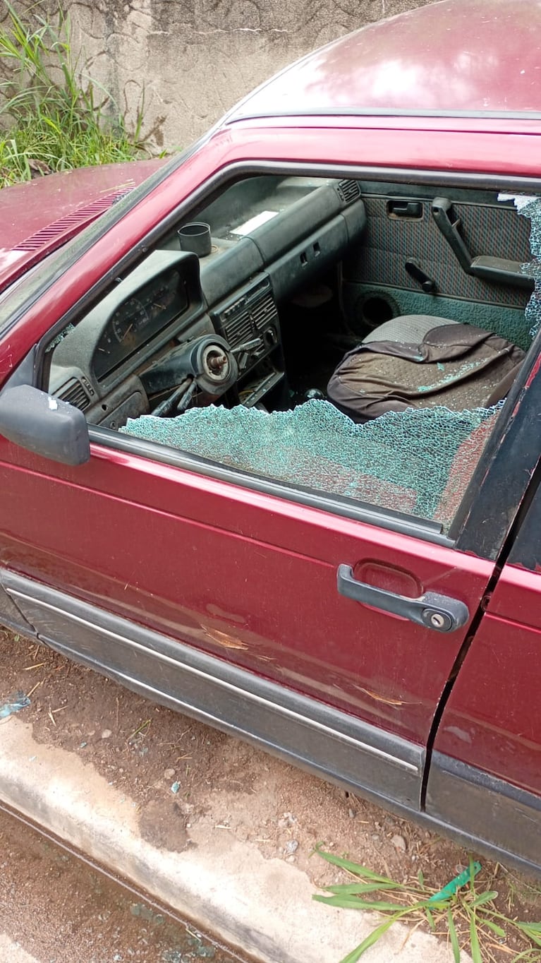 Discutió con su padre, le reventó los vidrios de cuatro autos con un caño y fue detenido