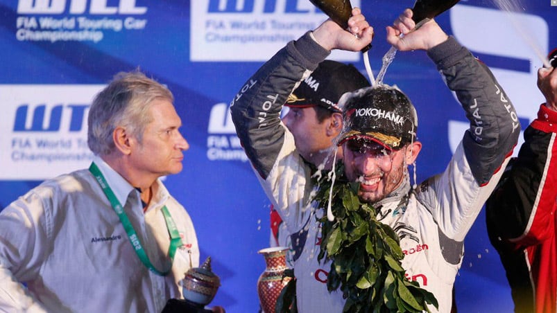 Doble champagne para el bicampeón del mundo. Fotos: WTCC.