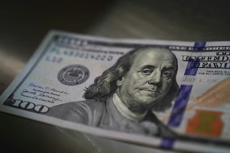 Dólar EN VIVO: pese al apoyo de Trump sigue subiendo y crece la brecha con el MEP y el Blue