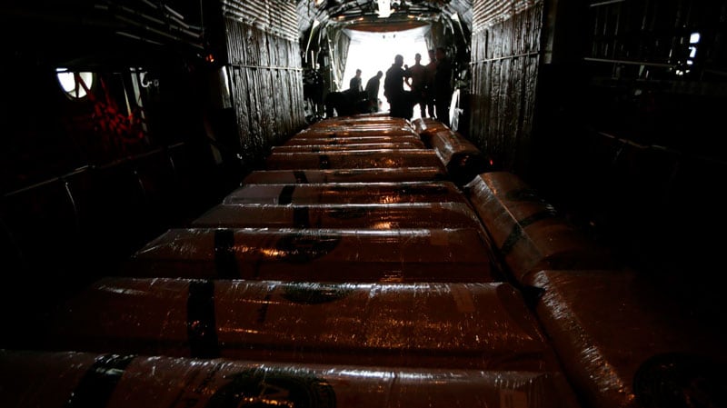 Dolor inmenso: los féretros, antes de ser llevados a la cancha. Foto: Reuters.