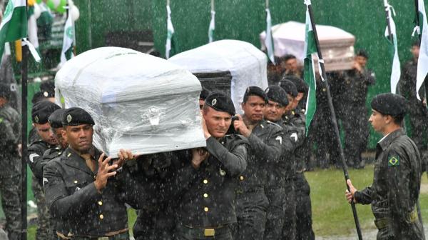 Dolor inmenso: los hinchas despidieron a las víctimas de la tragedia aérea. Foto: AFP.