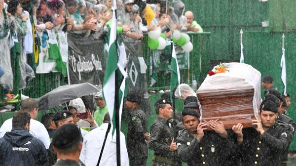 Dolor inmenso: los hinchas despidieron a las víctimas de la tragedia aérea. Foto: AFP.