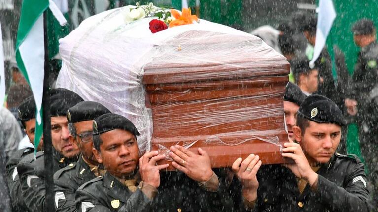 Dolor inmenso: los hinchas despidieron a las víctimas de la tragedia aérea. Foto: AFP.