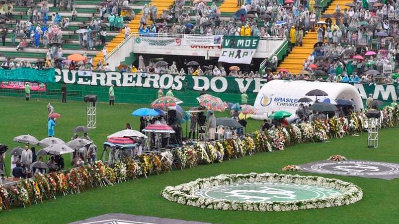 Dolor inmenso: los hinchas despidieron a las víctimas de la tragedia aérea. Foto: Clarín.