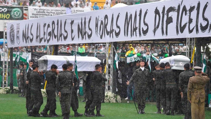 Dolor inmenso: los hinchas despidieron a las víctimas de la tragedia aérea. Foto: Clarín.