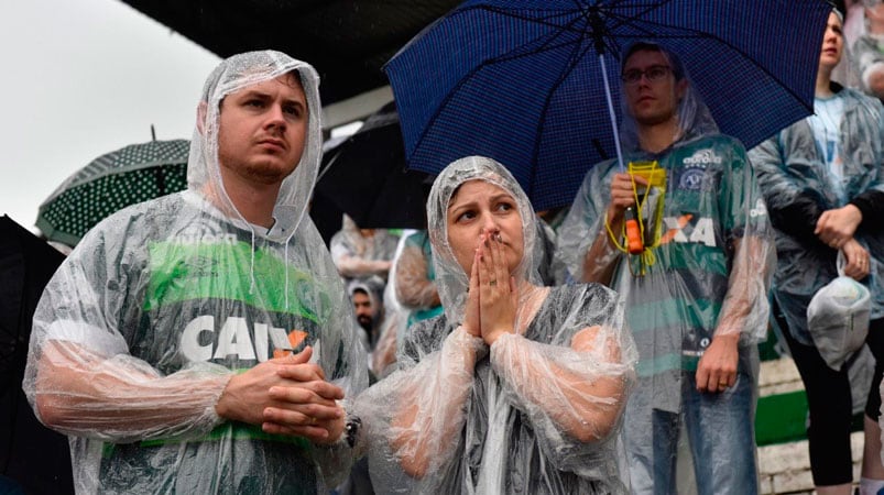 Dolor inmenso: los hinchas despidieron a las víctimas de la tragedia aérea. Foto: Clarín.