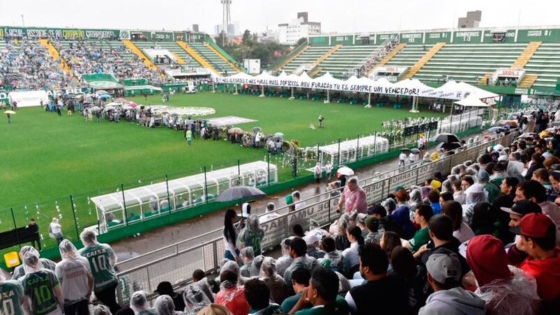 Dolor inmenso: los hinchas despidieron a las víctimas de la tragedia aérea. Foto: Clarín.