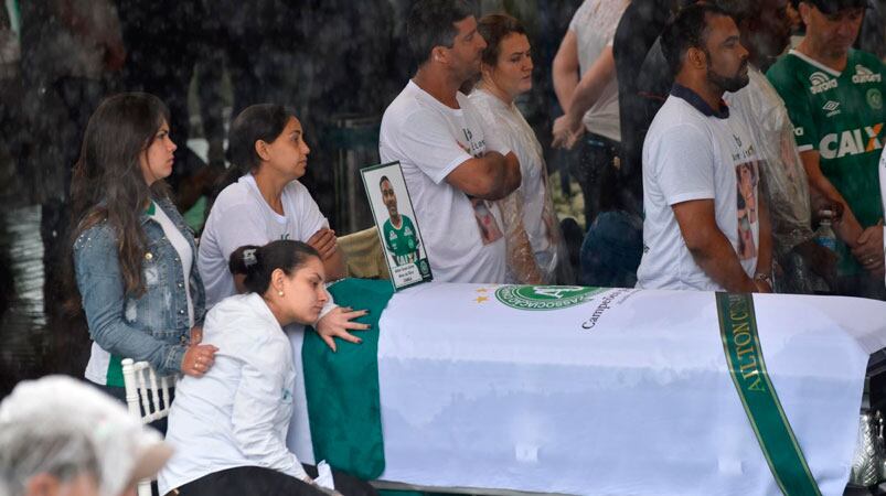 Dolor inmenso: los hinchas despidieron a las víctimas de la tragedia aérea. Foto: Clarín.