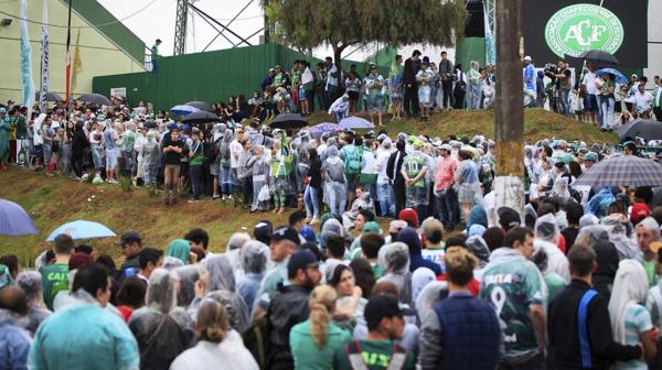 Dolor inmenso: los hinchas despidieron a las víctimas de la tragedia aérea. Foto: EFE.