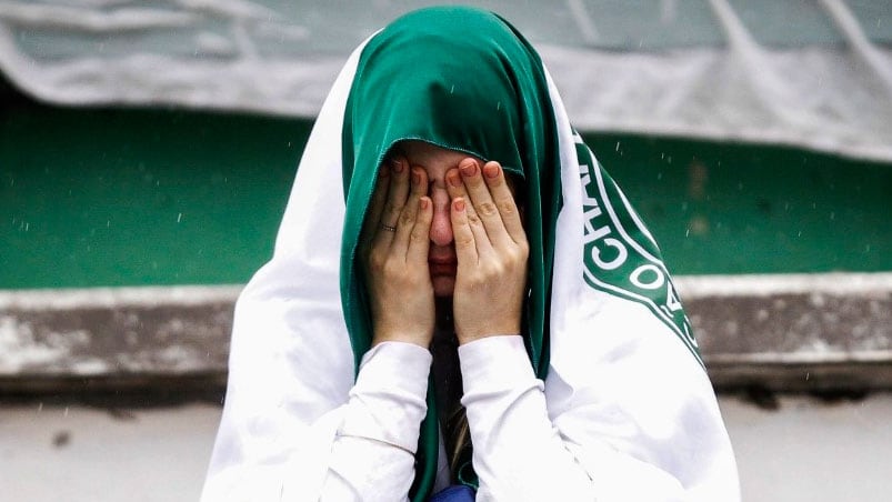 Dolor inmenso: los hinchas despidieron a las víctimas de la tragedia aérea. Foto: EFE.