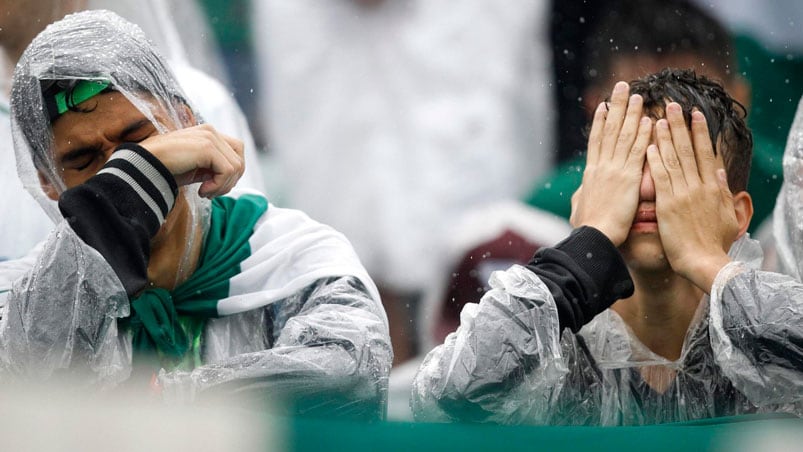 Dolor inmenso: los hinchas despidieron a las víctimas de la tragedia aérea. Foto: EFE.