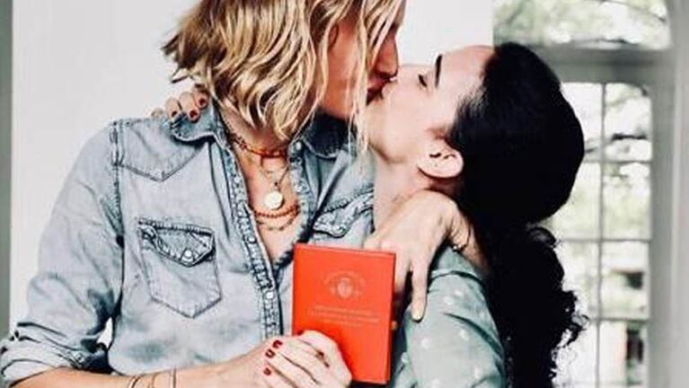 Dolores Barreiro y el beso junto a una amiga.