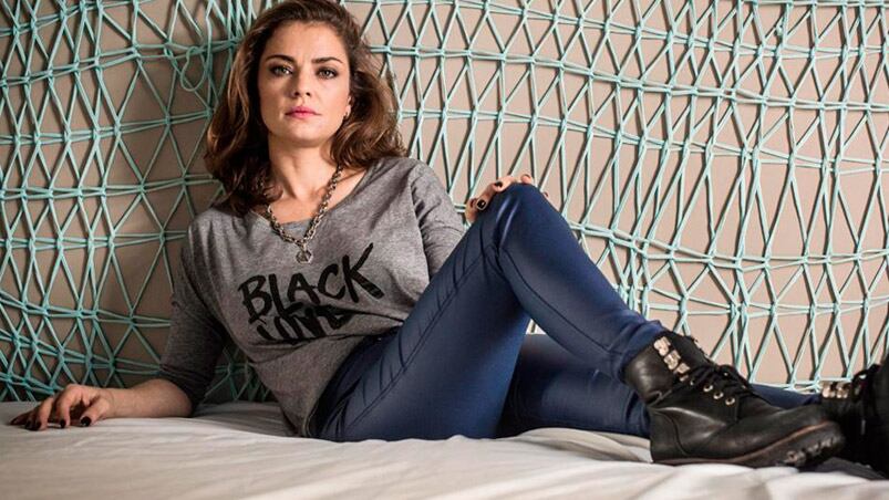 Dolores Fonzi muestra todo en el día del amigo.