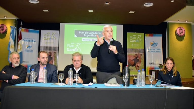 Domínguez presentó el Plan GanAR en Córdoba. 