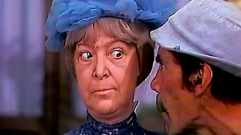 Doña Clotilde estaba enamorada de Don Ramón, pero nunca fue correspondida.