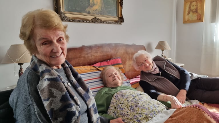 Doña Coca está postrada en su cama desde hace un mes.