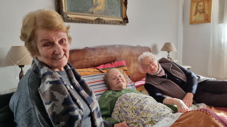 Doña Coca está postrada en su cama desde hace un mes.