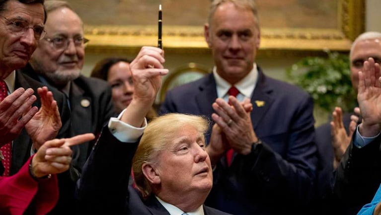 Donald Trump, firmó la “Orden Ejecutiva de Independencia Energética”. Foto: AP
