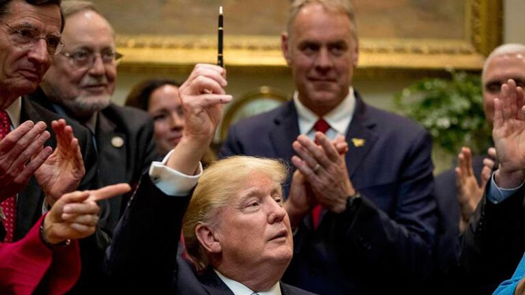 Donald Trump, firmó la “Orden Ejecutiva de Independencia Energética”. Foto: AP