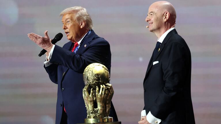 Donald Trump junto a Gianni Infantino en la gala del sorteo del Mundial 2026. REUTERS/Kevin Lamarque
