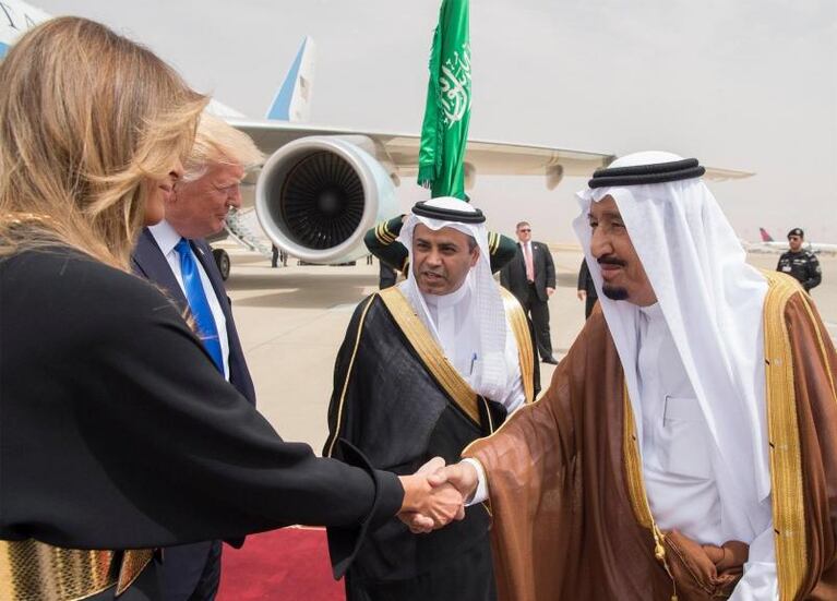 Donald Trump llegó a Arabia Saudita con Melania e Ivanka