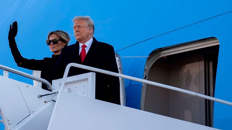 Donald Trump se despidió con la cabeza gacha y Melania lo acompañó con un look casi de luto.