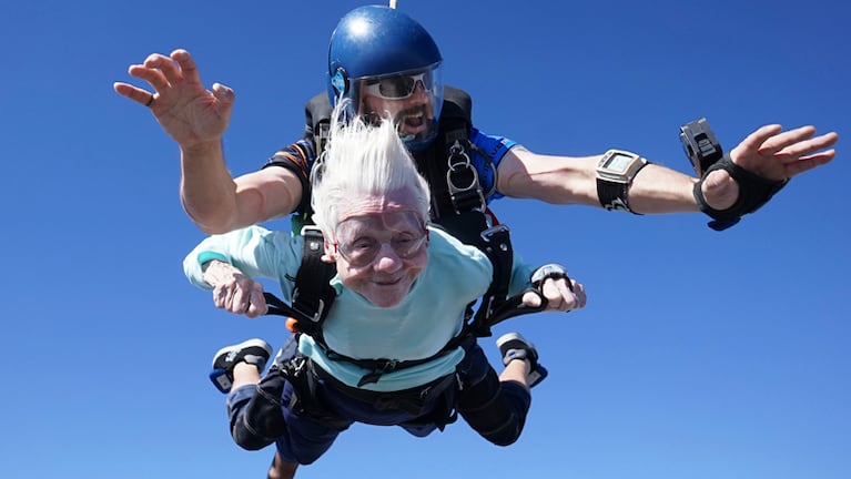 Dorothy Hoffner saltó en paracaídas a los 104 años.