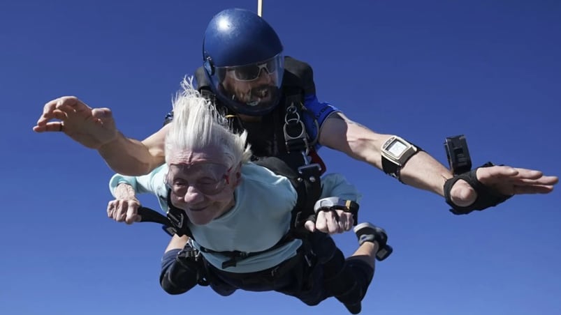 Dorothy junto a su pareja de salto, Derek Baxter. Foto: AP.