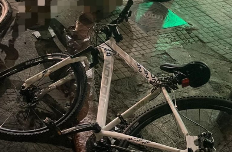 Dos adolescentes de 13 y 14 años robaron una bicicleta y chocaron con un colectivo en Córdoba
