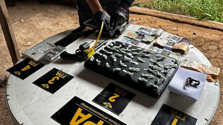 Dos amigos presos por vender droga a metros de una plaza y un poli en Córdoba: uno tiene 16 años